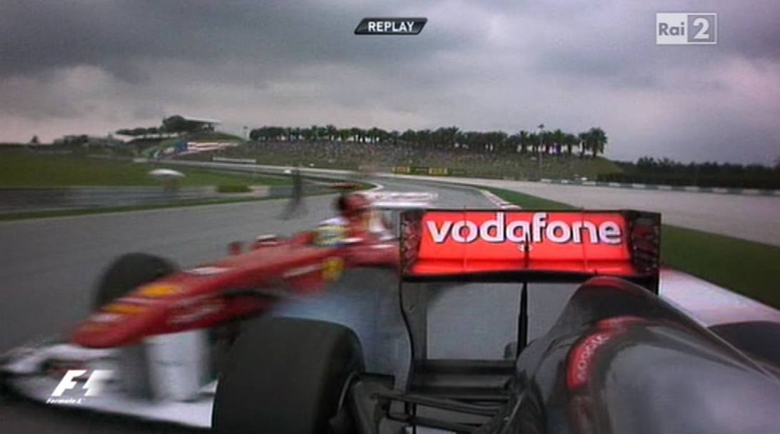 Malesia  2011: contatto Alonso-Hamilton. È una delle avvisaglie della difficile stagione che si prospetta, con una vettura che non regge il confronto con le Red Bull,e lo spagnolo che va spesso oltre i limiti per stare al passo. IPP